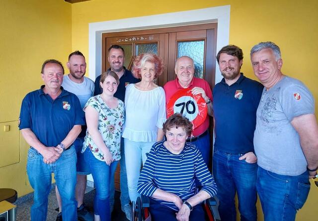 Jubilar Franz Draxler im Kreise seiner Familie und Vereinsvertreter | Foto: Wutte