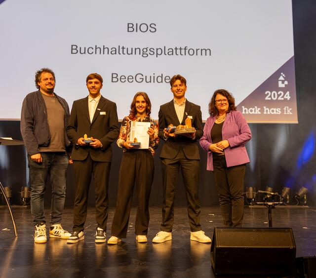 Das Siegerteam mit den Trophäen und der Urkunde. | Foto: HAK Feldkirch