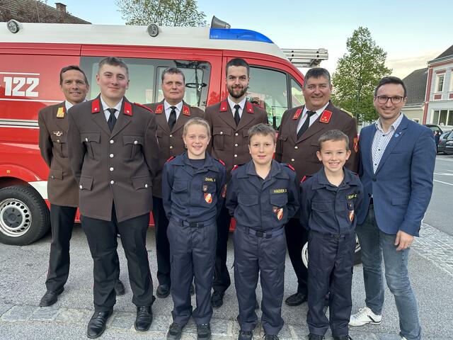 Franz Eggenhofer, Mathias Bauer, Leopold Hiermann, Simon Zahrl, Markus Barth, David Haider, Kurt Goldnagl, Elias Scheidl und Bürgermeister Lambert Handl (v.l.) | Foto: FF Dobersberg