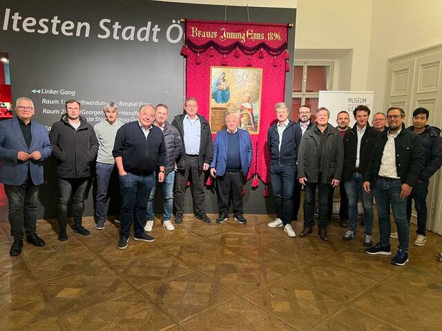 Die Zunftfahne erstrahlt in neuem Glanz. Gottfried Kneifel bedankte sich bei Peter, Hermann und Richard Pfanner.  | Foto: Museumverein Lauriacum