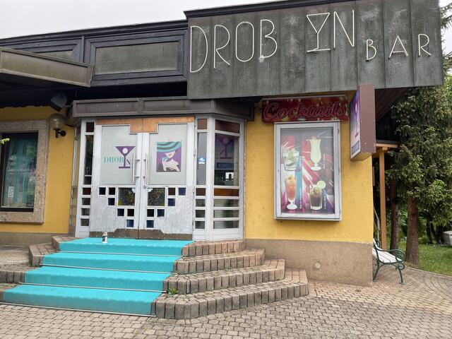 Die Türen der Drob In Bar in Drobollach bleiben geschlossen. Vor dem Eingang steht sogar eine Kerze. | Foto: MeinBezirk.at