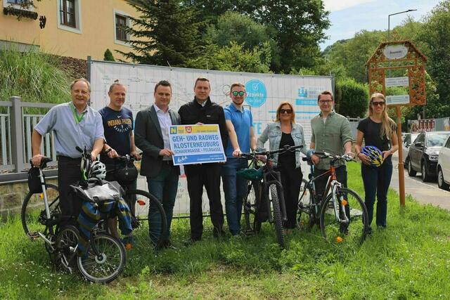 S. Hehberger, C. Stattin, A. Bors, C. Kaufmann, M. Müller-Fembeck, M.T. Eder, C. Ableidinger und A. Fink (v.l.) feiern den Lückenschluss. | Foto: Leithner