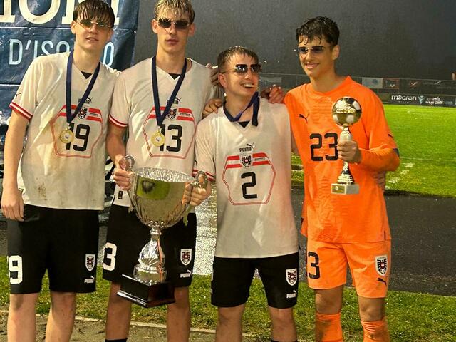 Luca Weinhandl (l.) mit seinen Kollegen im Nationalteamdress. | Foto: zVg