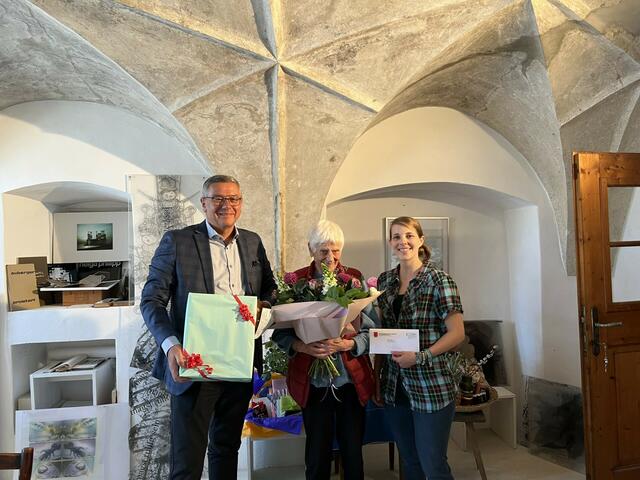 Breitenbrunn gratulierte: (v.l.) Bürgermeister Helmut Hareter, Jubilarin Fria Elfen und Vizebürgermeisterin Anja Tröllinger.  | Foto: Gemeinde Breitenbrunn 