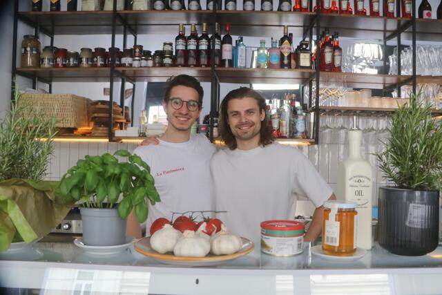 Florian  Schimik (li.) und Christoph Schachner sorgen in ihrer Paninoteca für Dolce-Vita-Feeling mit Drinks, Paninis und italienischen Köstlichkeiten . | Foto: uko