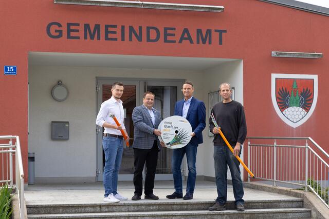 Harald Frank (2.v.l.) betonte die gute Zusammenarbeit. | Foto: kabelplus / Leister