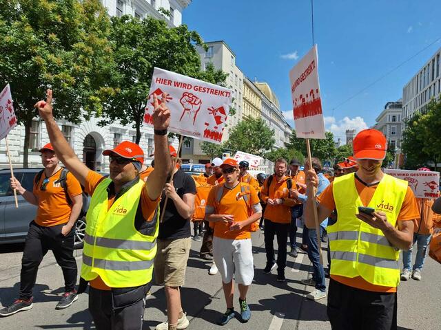 Rider von Lieferando, aber auch von Foodora, gingen in Wien und anderen Städten in Österreich am Mittwoch auf die Straße. | Foto: Vida