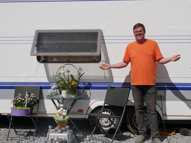 Man kann es sich überall schön machen, Christoph Drexler zeigt stolz sein mobiles Heim. | Foto: Anita Empl