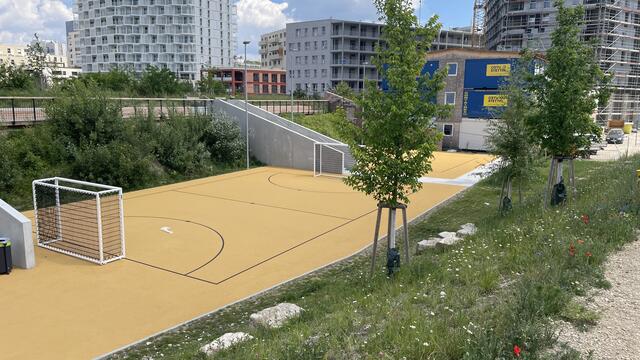 Mitten in der Parkanlage sind verschiedene Spiel- und Bewegungsbereich zu finden. | Foto: Kathrin Klemm/RMW