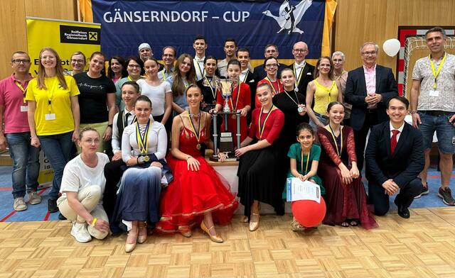 Das Team des UTSS Raiffeisenbank Gänserndorf, mit all seinen startenden Paaren. Der Pokal blieb fest in gänserndorfer Klubhänden. | Foto: UTSS Raiffeisanbank Gänserndorf