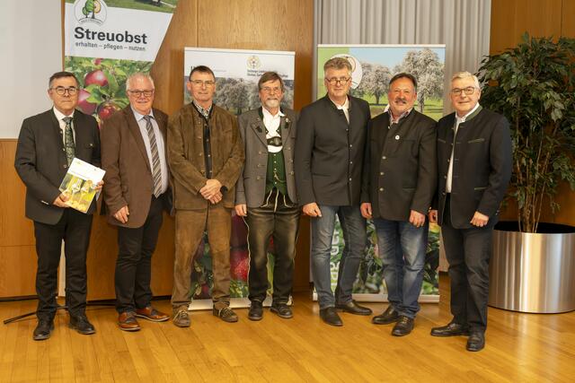 Rund 10.000 Mitglieder hat der Salzburger Landesverband für Obst- und Gartenbau. Sie sind in 45 Vereinen im Land organisiert. Am 2. März 2024 hat die Jahreshauptversammlung im Heffterhof in der Stadt Salzburg stattgefunden. Im Bild v.li.: Landwirtschaftskammer-(LK)-Kammeramtsdirektor Nikolaus Lienbacher, Josef Stocker (Landesobmann Grünes Tirol), Wolfram Vaitl (Präsident des Bayerischen Landesverbandes für Gartenbau), Gerhard Fendt (Vorsitzende des Obstbau-Kreisverbandes Berchtesgadener Land), Josef Wesenauer (Obmann Salzburger Landesverband für Obst- und Gartenbau), Josef Heinrich (Obmann-Stv. Salzburger Landesverband für Obst- und Gartenbau) und Landesrat Josef Schwaiger.  | Foto: Landwirtschaftskammer Salzburg / Djuhic