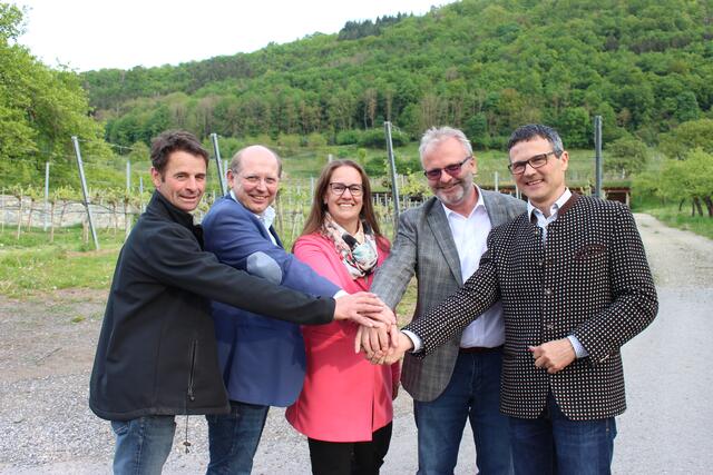 Gründungssitzung der Kleinregion „ARGE Südufer – Rund um Göttweig“; v.l.n.r. Heinrich Brustbauer (Bürgermeister Mautern an der Donau), Roman Janacek (Bürgermeister Bergern im Dunkelsteinerwald), Gudrun Berger (Bürgermeisterin Furth bei Göttweig), Josef Wildam (Bürgermeister Rossatz-Arnsdorf) und Martin Rennhofer (Bürgermeister Paudorf)
 | Foto: Daniel Fries / NÖ Dorf- und Stadterneuerung