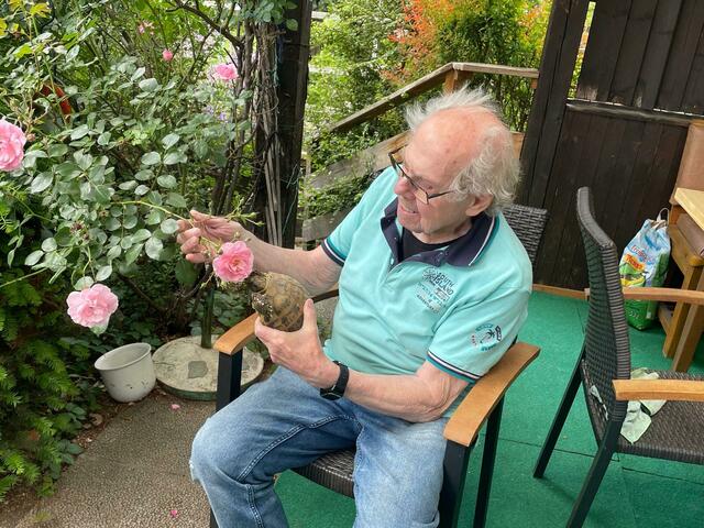 Freier Mitarbeiter Karl Kreska mit seinem "August". | Foto: Zezula