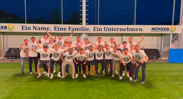 Unmittelbar nach dem Training gab es eine kleine spontane Meisterfeier in Voitsberg mit eigens gedruckten Trikots. | Foto: ASK Voitsberg