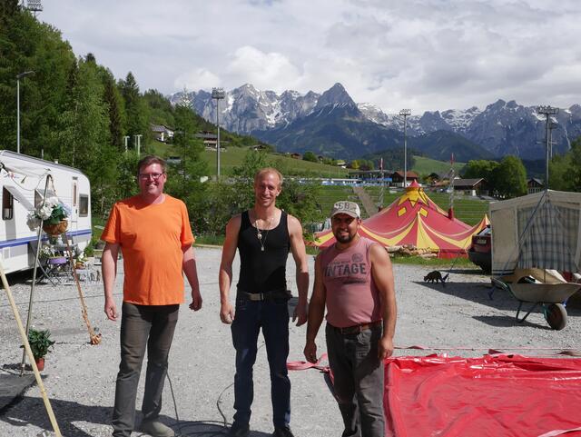 Alessios Vater Sascha Degen (mi.) sein Onkel Daniel Degen (re.) und Christoph Drexler beim Zeltaufbau. | Foto: Anita Empl