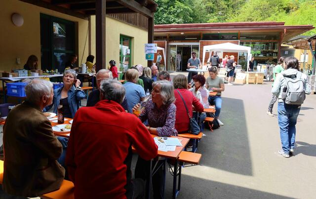 Beim Fest zum Weltbienentag am 25. Mai 2024 im Imkereizentrum in Linz wartet ein umfangreiches Programm auf alle Bienenfreunde. | Foto: OÖ Landesverband für Bienenzucht