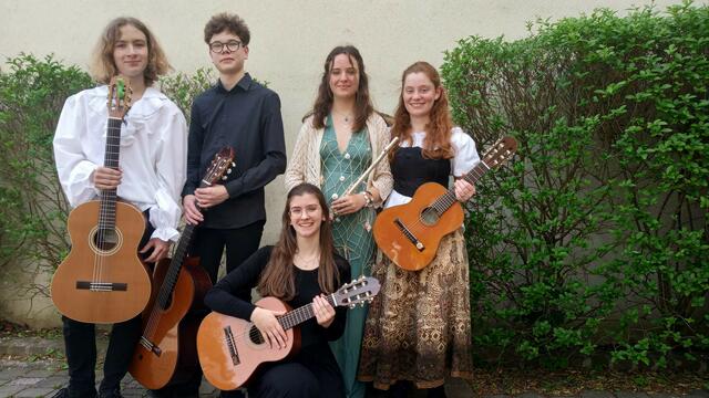 Clemens Stamfest, Niklas Klestil, Theresa Simm, Paula und Lea Igelspacher (v.l.) bilden das Ensemble Fiaba Musicale und begeisterten die Zuhörer*innen im Lichthaus der Evangelischen Pfarrgemeinde Mödling. | Foto: Evangelische Pfarre Mödling