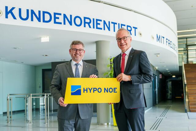 Finanzlandesrat Ludwig Schleritzko und HYPO NOE Vorstand Wolfgang Viehauser freuen über den Titel „World’s Best Bank“ für die HYPO NOE | Foto: HYPO NOE / Bollwein