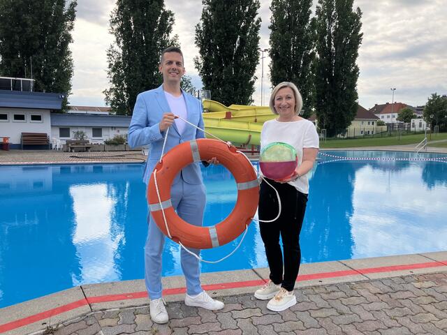 Amtsleiter-Stellvertreter Dominik Schmidt und Bürgermeisterin Claudia Schlager haben sich in Mattersburg bereits von der Wasserqualität überzeugt. | Foto: Stadtgemeinde Mattersburg