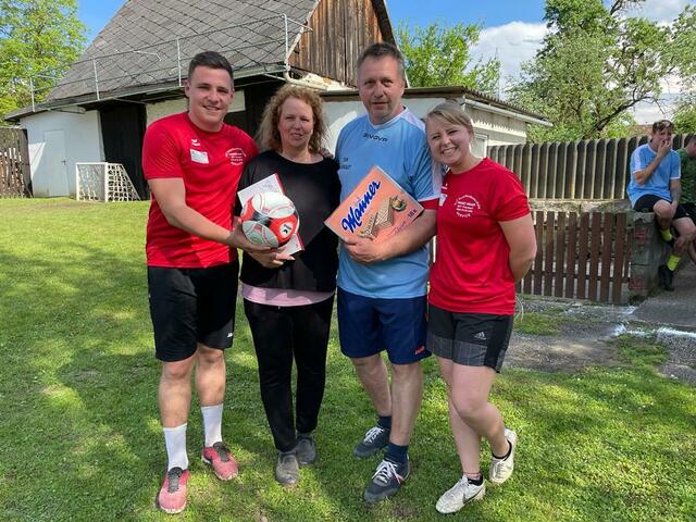 Franz Haar und seine Familie checken das Wiesenhofturnier. | Foto: zVg