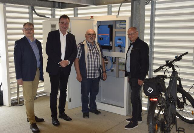 Gottfried Purkarthofer, Direktor der HTL Weiz, Martin Reichel, Leiter der Geschäftsstelle Graz bei Schrack Technik, Wolfgang Höllerbauer, Werkstättenleiter der HTL Weiz und Erich Pall, Projektleiter, HTL Weiz
 | Foto: HTL Weiz