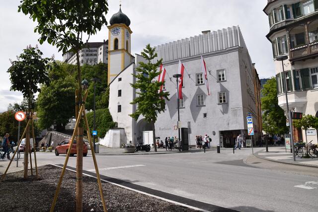 Autofreie Innenstadt oder nicht? Die Fußgängerzone könnte auch auf den Oberen Stadtplatz ausgeweitet werden. Die finalen Ergebnisse der Idee dazu liegen noch nicht vor, Protest dagegen gibt es trotzdem schon.  | Foto: Barbara Fluckinger