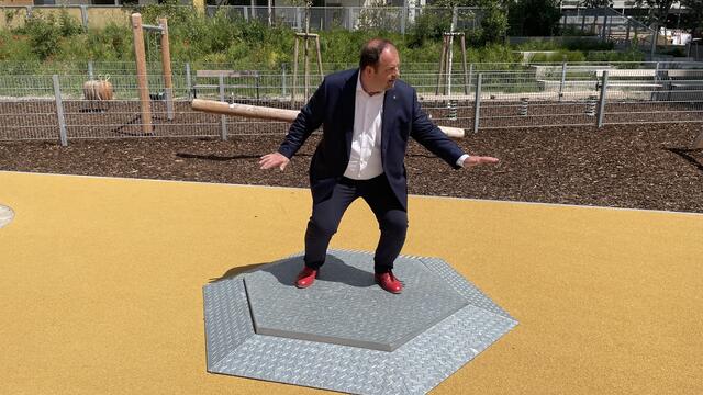 Bezirksvorsteher Alexander Nikolai testete gleich eine der Balancierflächen. | Foto: Kathrin Klemm/RMW