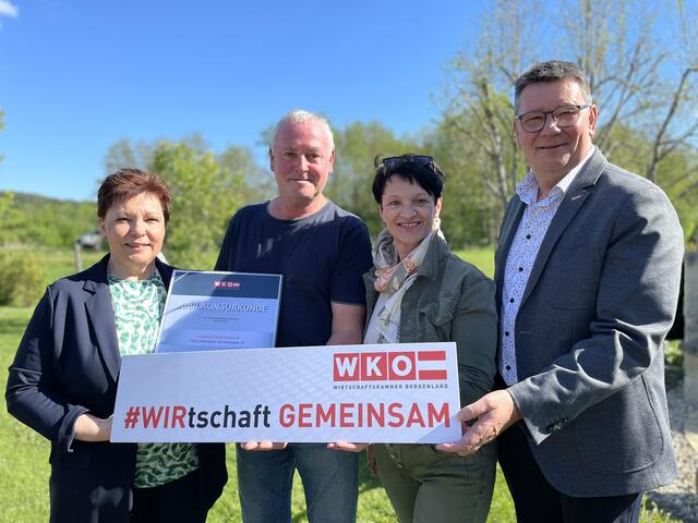 Dem jubilierenden Unternehmer Alfred Winkler (2. von links) gratulierten Herta Walits-Guttmann, Klaudia Pichler-Schmaldienst und Roman Eder (von links) von der Wirtschaftskammer. | Foto: Wirtschaftskammer