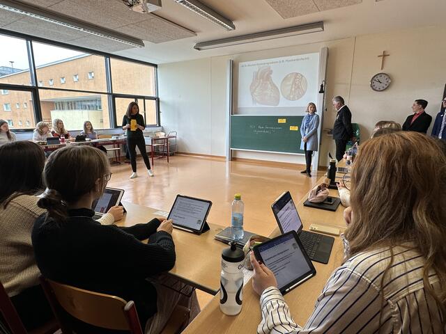 Bildungs- und Gesundheitsreferentin Christine Haberlander bei ihrem Besuch an der HBLW Wels, wo man sich ab Herbst für eine Sani-Ausbildung entscheiden kann. | Foto: BRS