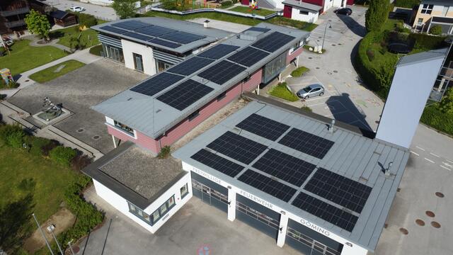 Die Photovoltaik-Anlagen auf dem Dach des Göminger Gemeindezentrums sowie der Feuerwehr sind die größten Einspeiser in der Energiegemeinschaft Göming. | Foto: Gemeinde Göming