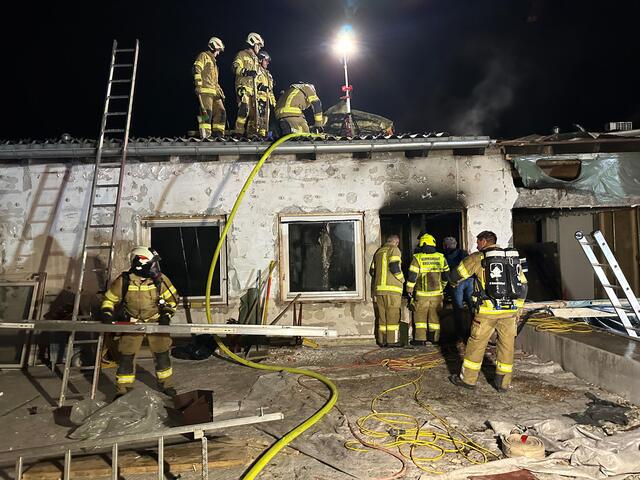 Um 01:10 Uhr konnte schließlich "Brand aus" gemeldet werden.  | Foto: ZOOM.Tirol