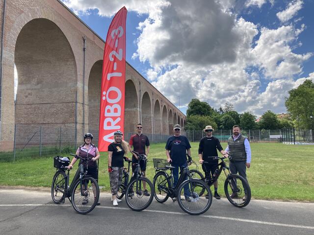 Amtsleiter-Stv. Mag. Dominik Schmidt (3. v.l.), E-Bike-Experte Samuel Geiger von der Radwelt Michi Knopf (2. v.r.) und ARBÖ-Burgenland-Landesdirektor Martin Heissenberger (r) posierten vor dem Mattersburger mit einigen der Teilnehmenden vor dem Mattersburger Viadukt.  | Foto: Stadtgemeinde Mattersburg