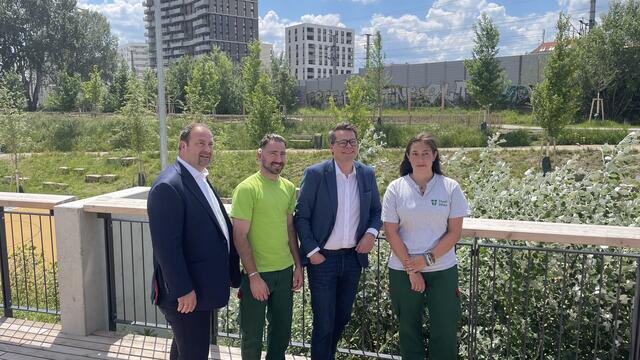 Gemeinsam mit den Stadtgärtnern eröffneten Bezirksvorsteher Alexander Nikolai (l.) und Stadtrat Jürgen Czernohorsky (2.v.r.) einen neuen Teil der Freien Mitte. | Foto: Kathrin Klemm/RMW