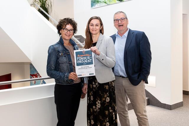 Nora Deinhammer, Geschäftsführerin Rat auf Draht, Christina Mayer-Lamberg, Projektmanagerin des Pilotprojekts der Rat auf Draht Elternseite und Heimo Pirklhuber, Kundenbetreuer der Sparkasse Eferding. | Foto: Sparkasse Eferding-Peuerbach-Waizenkirchen