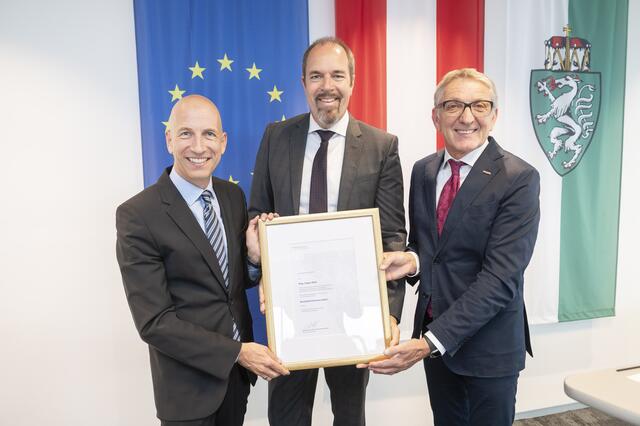 Bundesminister Martin Kocher und WK-Präsident Josef Herk mit Kommerzialrat Jürgen Roth (Mitte). | Foto: Fischer