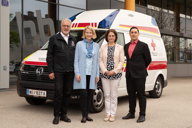(v.l.:) OÖ. Rotkreuz-Präsident Walter Aichinger, LH-Stv.in Christine Haberlander, Karin Reiter-Forstinger, Schulleiterin der HBLW Wels, und Daniel Lieb, Professor an der HBLW Wels und Notfallsanitäter bei der Vorstellung der neuen Ausbildung.
| Foto: Land OÖ/Sternberger