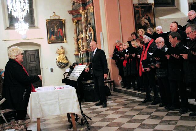 Chorleiterin Gerlinde Hörmann mit Bariton David McShane und dem Chor "pro musica". | Foto: Wutte