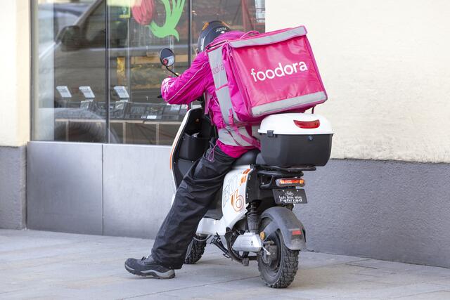 In Pink sei man lieber als Freiberufler unterwegs, erklärt man bei Foodora. (Symbolfoto) | Foto: Weingartner-Foto / picturedesk.com
