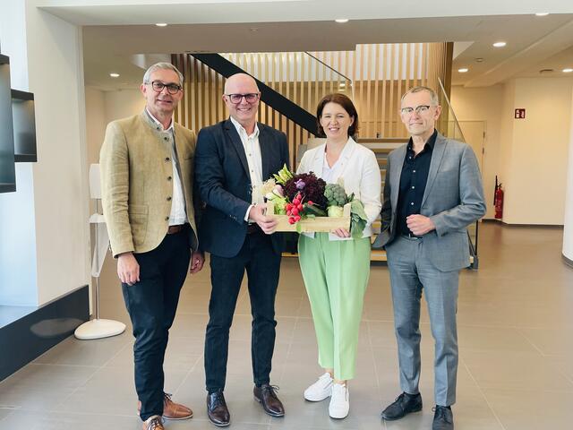 Landwirtschaftskammer-Präsident Franz Waldenberger, Ewald Mayr, Obmann der Gemüse-, Erdäpfel- und Obstbauern OÖ, Landesrätin Michaela Langer-Weninger (ÖVP) und Klaus Hraby, Geschäftsführer von efko Frischfrucht und Delikatessen GmbH. | Foto: Landwirtschaftskammer OÖ
