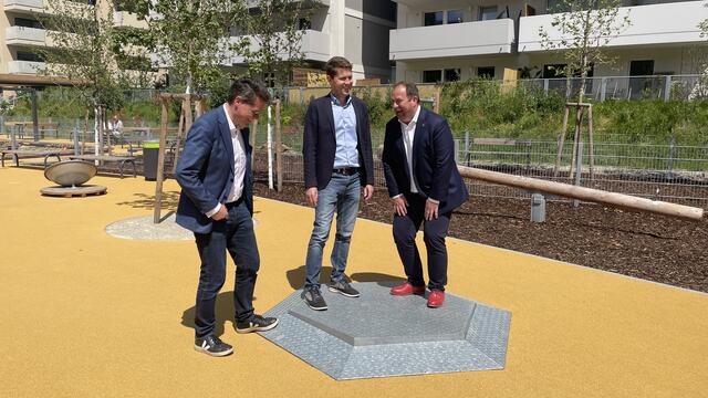 Bei der Eröffnung eines neuen Teils der Freien Mitt (v.l.) Stadtrat Jürgen Czernohorsky, Martin Scheiflinger (ÖBB-Immobilienmanagement GmbH) und Bezirksvorsteher Alexander Nikolai. | Foto: Kathrin Klemm/RMW