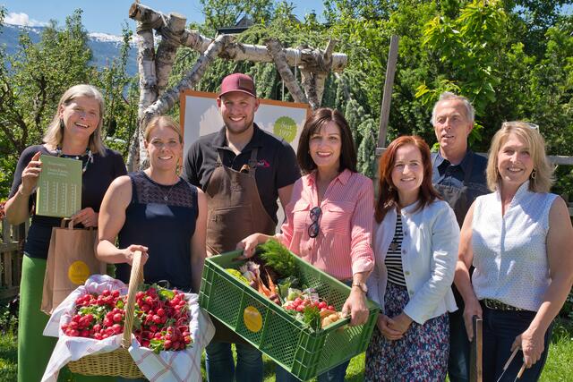 Das Team der Bauernkiste lud zum Medientermin mit Grillspezialitäten: Therese Fiegl (Gründerin Bauernkiste), Sabine Huetz-Waldner (Gemüsebäuerin und Packstelle), Romed Plank (Bartls Hofmetzgerei), Sabina Puelacher (Gemüsebäuerin und Packstelle), Angelika Haselwanter (Bauernkiste), Thomas und Monika Angerer (Fischerei Leutasch). | Foto: Bauernkiste