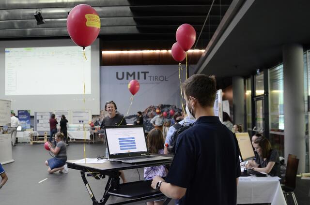 Ganz speziell für Kinder wurde von den Organisatoren eine Wissensrallye konzipiert, in deren Rahmen sie spielerisch in die Welt der Wissenschaft eintauchen können und dafür auch eine „amtliche“ Urkunde bekommen, die sie als UMIT TIROL Jungforscher*innen ausweist. | Foto: UMIT TIROL