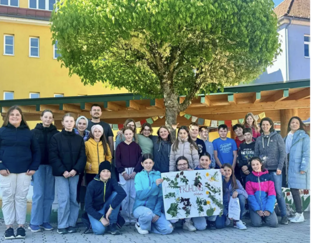 Schüler und Schülerinnen der 2a und 2b Klasse der MS Kirchberg, Lehrerin Luzia Daxböck, Kräuterpädagogin Melanie Wieseneder und David Heher als Vertreter von Direktorin Barbara Wallner | Foto:  ©NMS Kirchberg