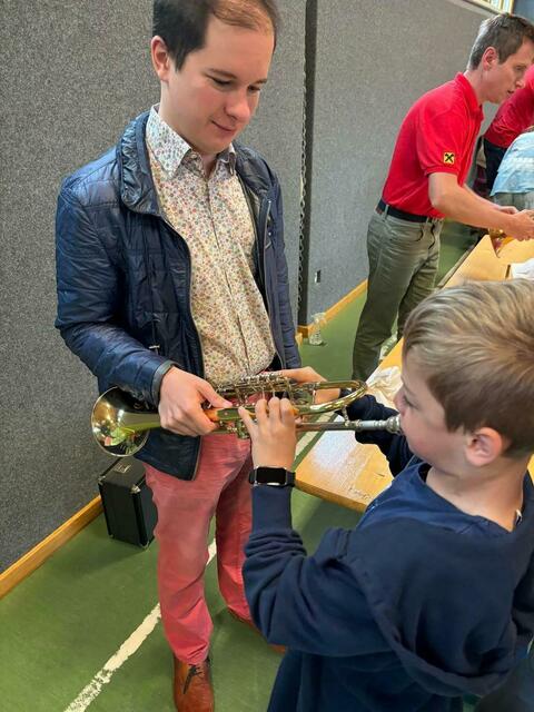 Kinder konnten Musikinstrumente zum ersten Mal kennenlernen. | Foto: Mathias Wolf