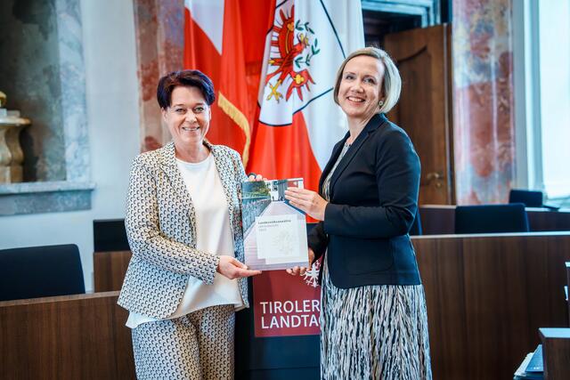 Landesvolksanwältin Doris Winkler-Hofer (re.) übergibt Landtagspräsidentin Sonja Ledl-Rossmann den Jahresbericht. | Foto: © Tiroler Landtag/Christanell