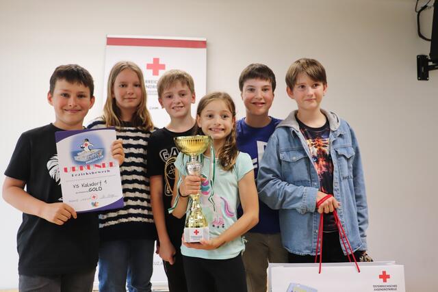 Das Team der VS Kalsdorf holte sich den ersten Platz beim ÖJRK Freistil-Schwimm-Staffelbewerb der 3. und 4. Klassen | Foto: Edith Ertl