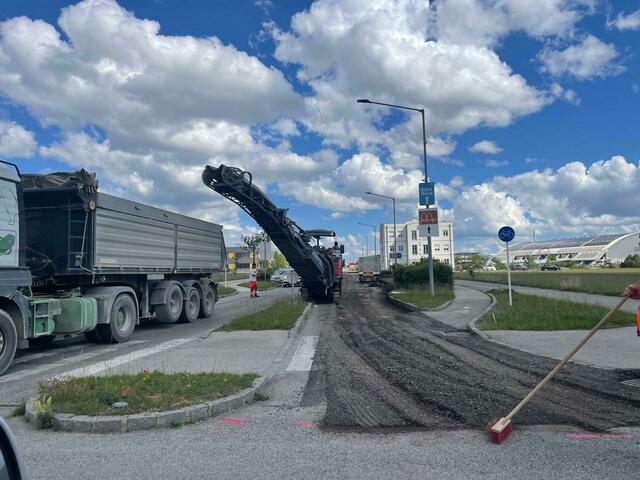 Baustelle in der Rudolf-Diesel-Straße direkt vor der Geschäftsstelle der BezirksBlätter Wiener Neustadt. | Foto: Zezula