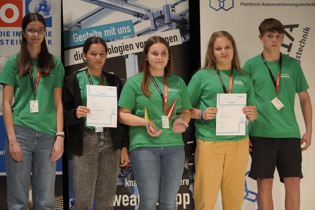 Die Schüler der Mittelschule Nenzing konnten beim Robocup Junior in Graz einmal mehr die Konkurrenz aus dem In- und Ausland hinter sich lassen und mit ihren selbstgebauten Robotern den Staatsmeistertitel holen. | Foto: SMS Nenzing