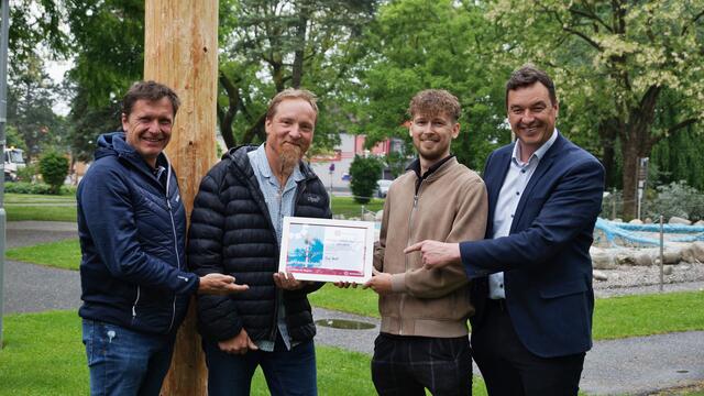 Kulturstadtrat Andreas Albrecher, Maibaumschnitzer Manfred Grabler, Thomas Bleymaier (Woche/MeinBezirk.at) und Bürgermeister Jochen Bocksruker bei der Übergabe der Urkunde | Foto: Schrapf