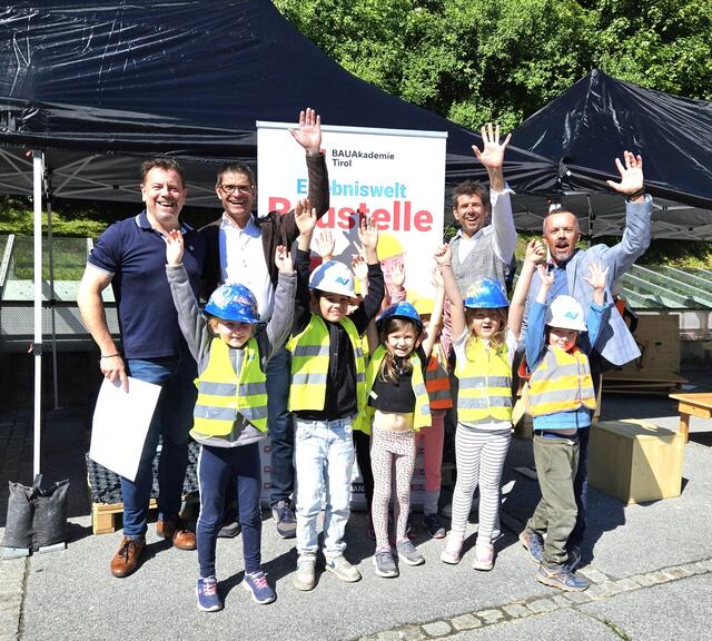 Freuten sich mit den SchülerInnen über das gelungene Event: Stefan Elmer, WK-Bezirksobmann Michael Gitterle, Markus Gerstgrasser und WK Bezirksstellenleiter Otmar Ladner (v.l.). | Foto: WK Landeck